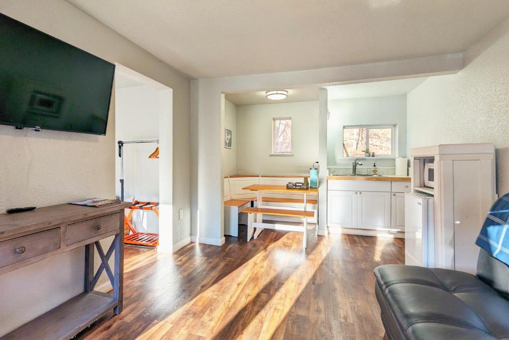 Manitou Springs Historic District Hotel | The Fountain Creek Inn of Manitou Springs
