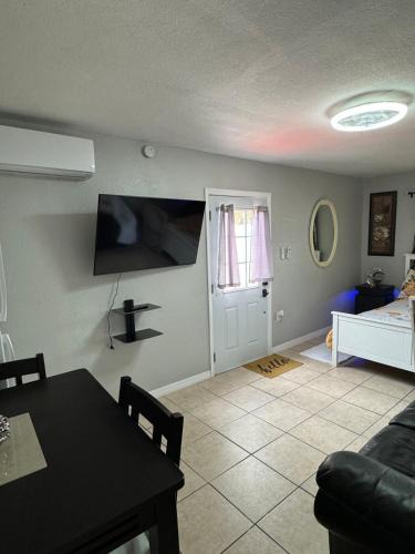 Almont Apartment | The house of the palms