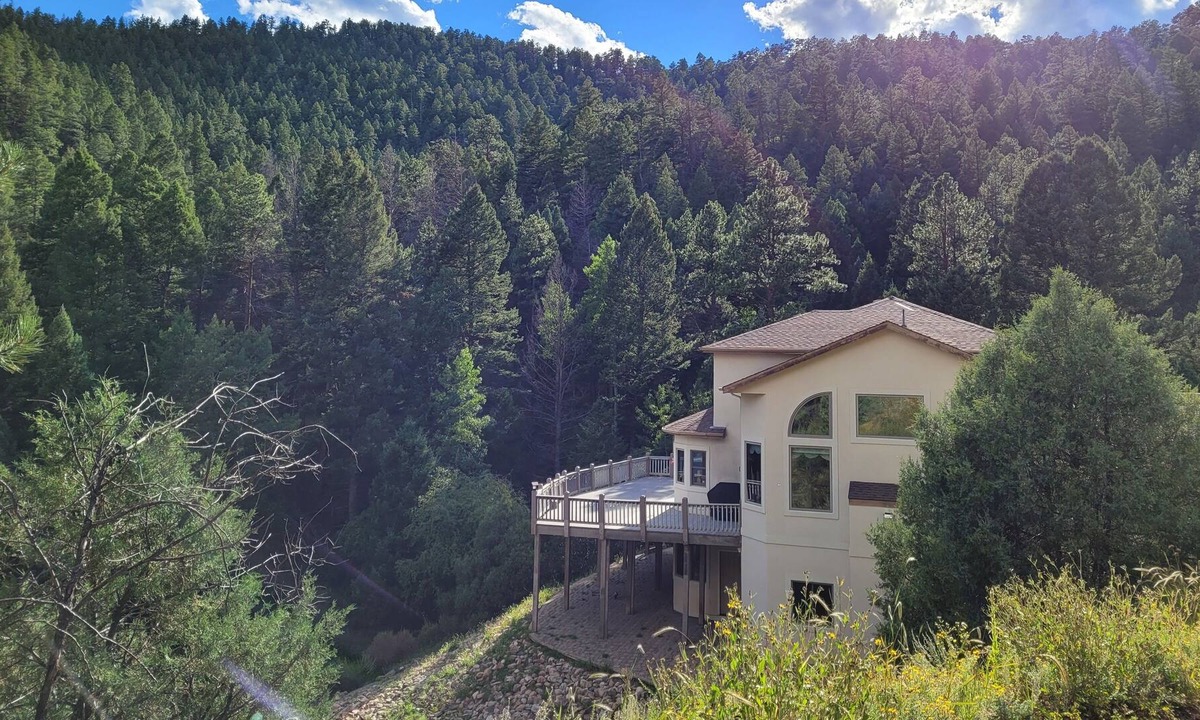 Richmond Hill Corridor House | The Last Resort Retreat: 14-acre, 3000 sq. ft. Mountain Home