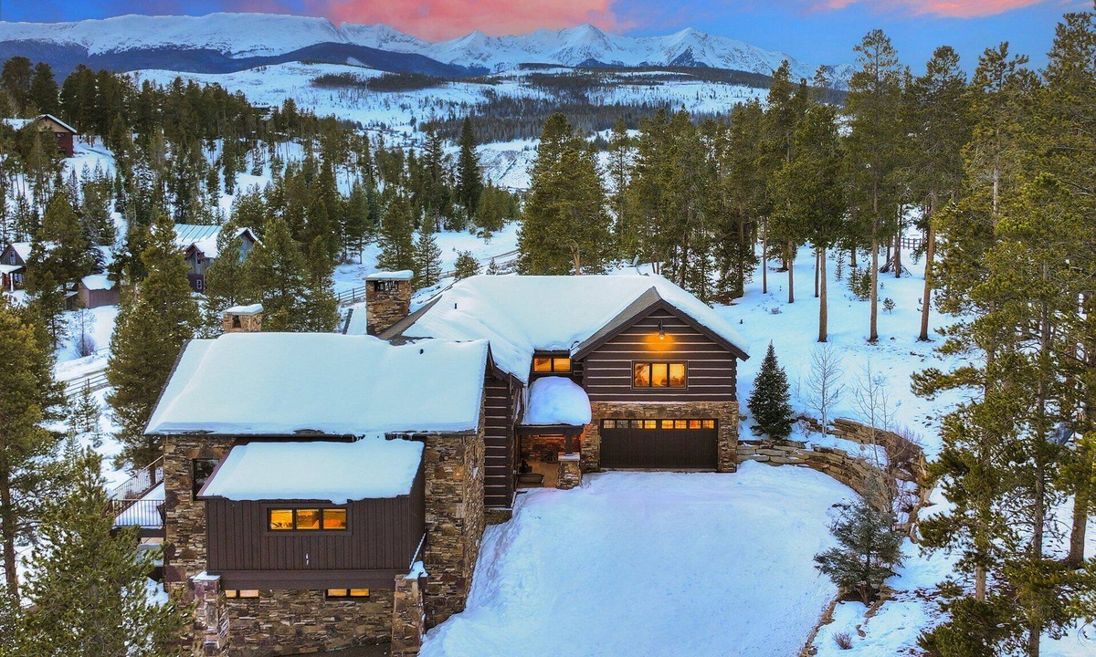 Braddock Hill House | The Lodge at Stoney Ridge – A Mountain Mansion with Amazing Views, Private Hot Tub & Patio!