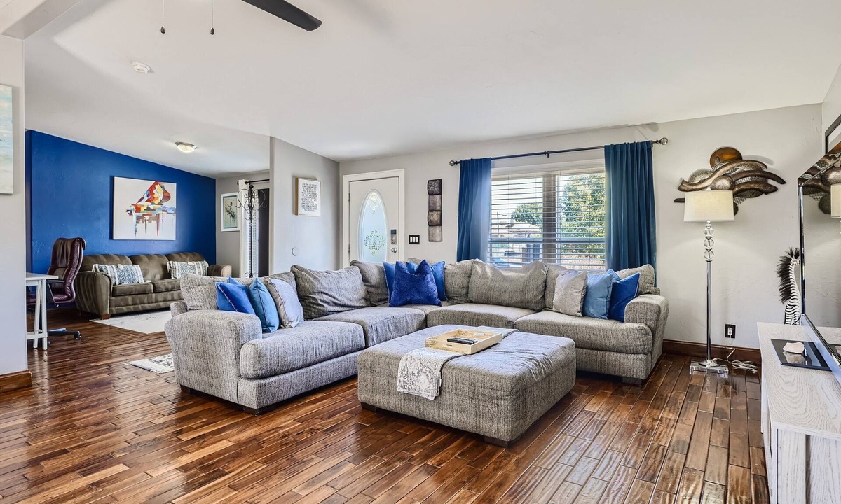 Lakewood House | “ The Perfect Spot” In the heart of the city!