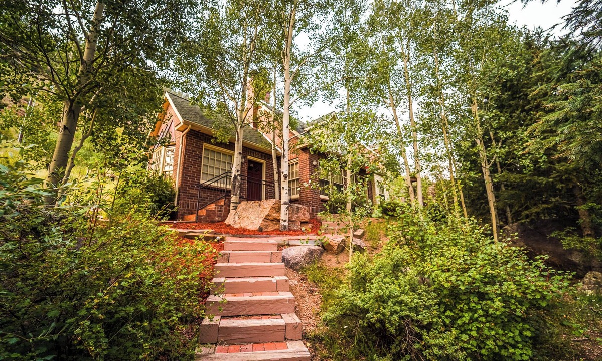 Divide Cottage | The Williamsburg Cottage at Valley Glen.your romantic mountain getaway