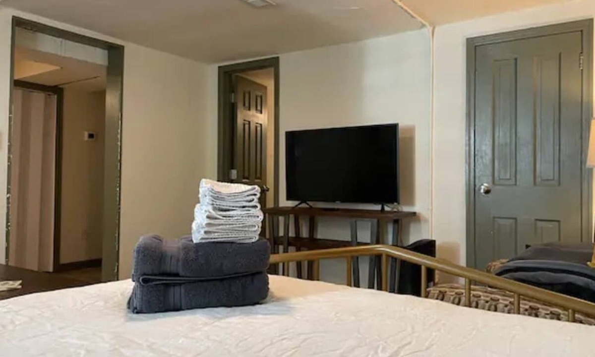 Lakewood Apartment | This guest suite is a 1 bedroom(s), 1 bathrooms, located in Lakewood, CO.