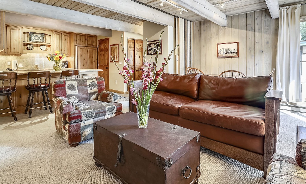 Downtown Condo | Top Floor Condo w/Mountain Views & Charm
