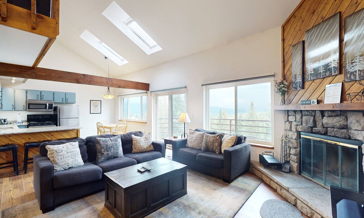 Wildernest Condo | Top-floor w/Mountain View