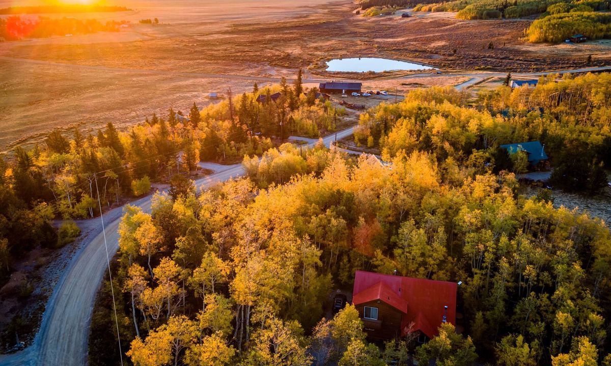 Warm Springs Cabin | Tranquil 5 Star Rated Log Cabin-King Beds-Peaceful-Walk to Fishing Ponds