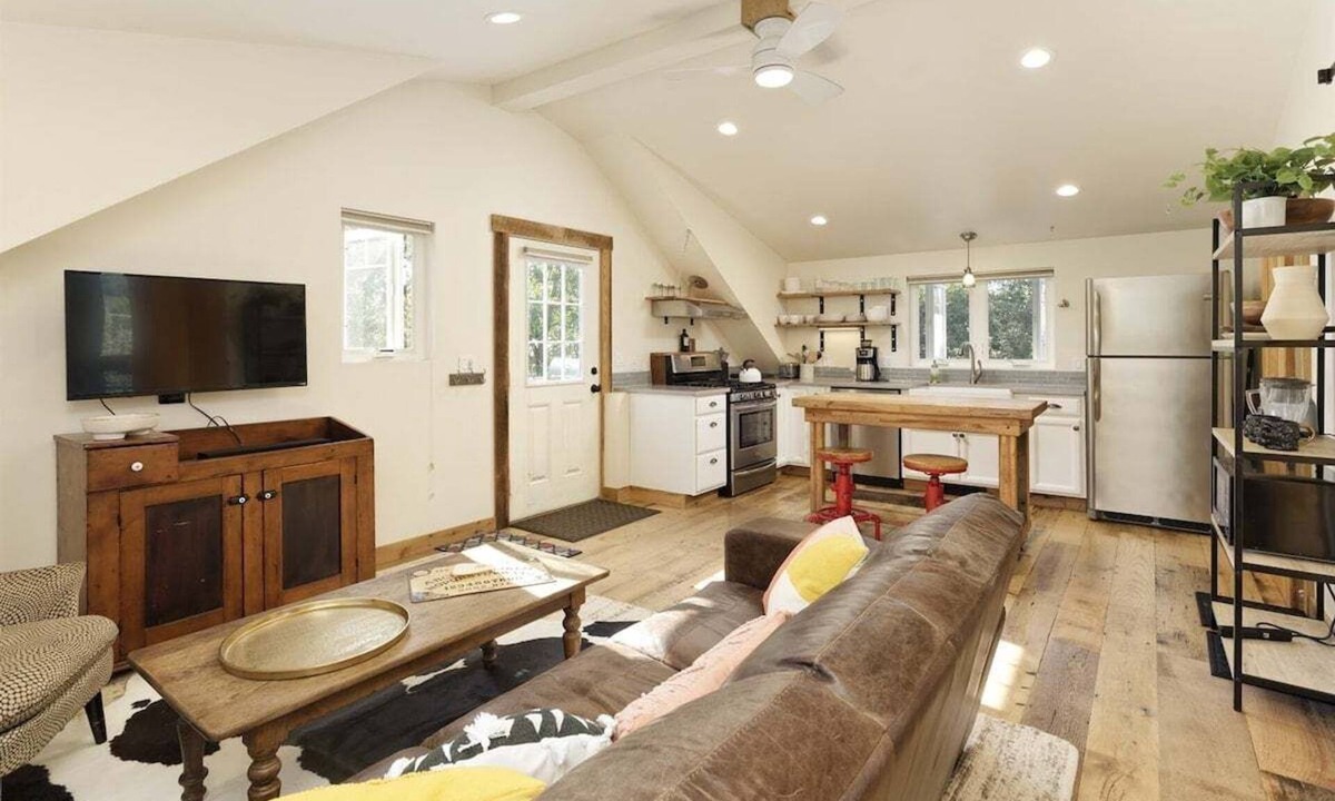 Carbondale Apartment | Treetop Haven | D/T Carbondale, Deck, Views