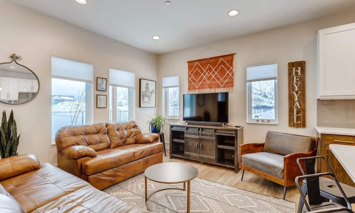 Georgetown House | Trekker Townhome/Mountain Charm/New Floors!