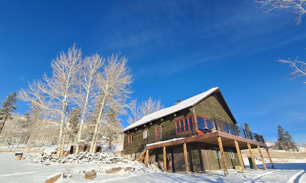 Silverthorne House | True mountain getaway with easy drive to over 6 ski resorts.