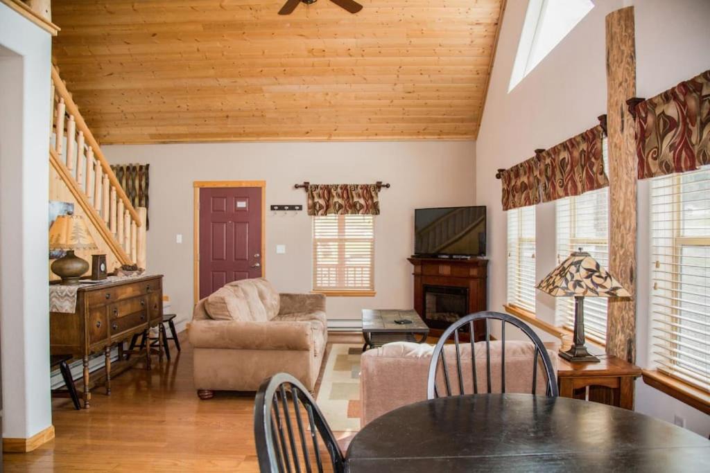 Estes Park House | Twin Owls Lodge, Great for families Master bedroom, Loft, full kitchen, Dogs OK