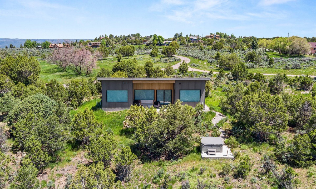 Missouri Heights House | Twin Peaks | Scenic Hot Tub + Serene Design
