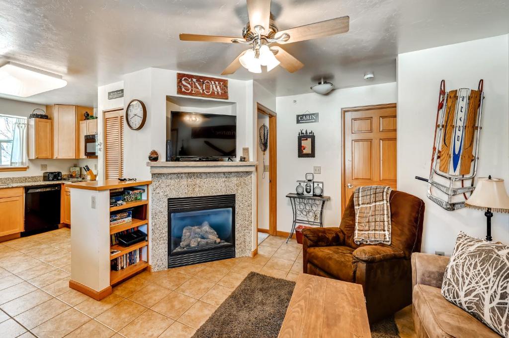 Frisco Apartment | Two-Bedroom Condo at Streamside Lane