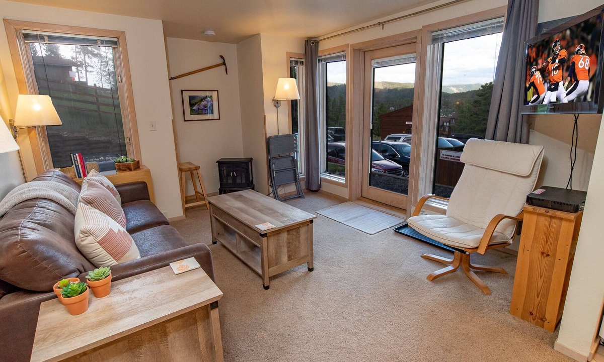 Four O'Clock Condo | Tyra Lookout Condo: Ski-In/Ski-Out