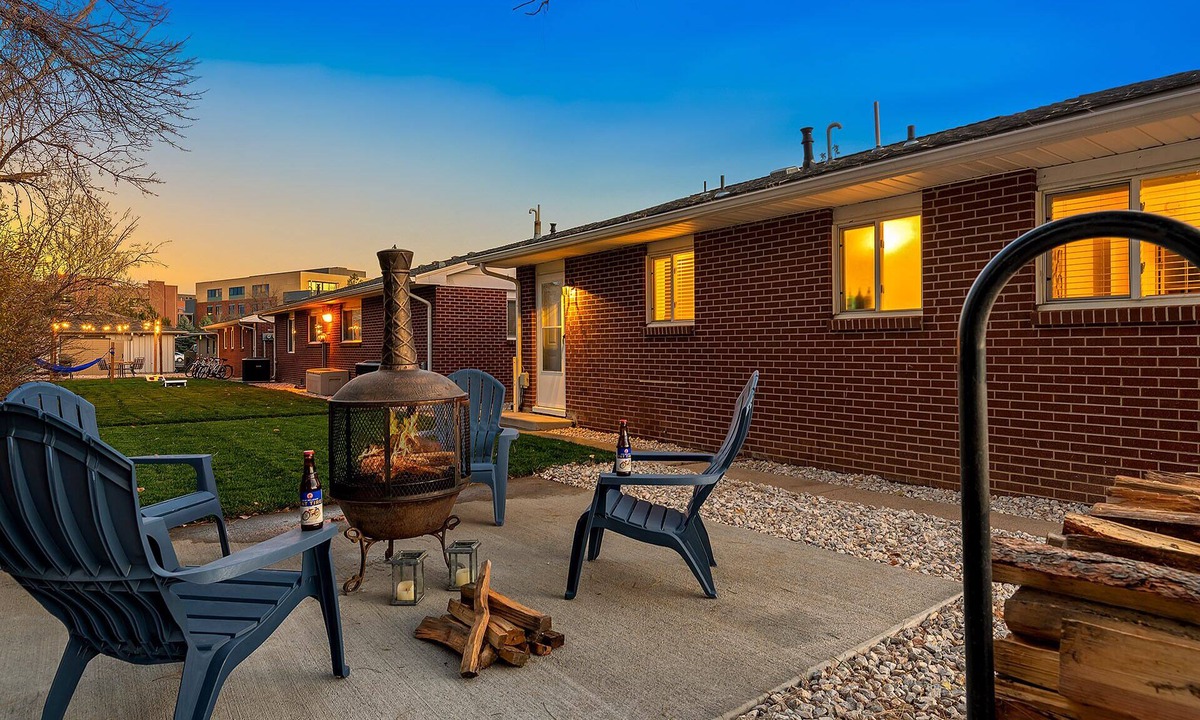 University Acres Condo | Ultimate Chill Zone | Bbq, Bikes, Pet Friendly!