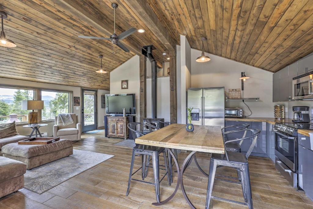 Tabernash House | Updated Cabin with Hot Tub about 11 Mi to Winter Park!