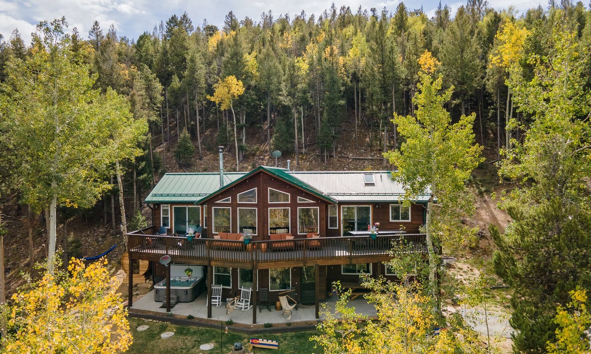 Conifer Mountain and Meadows House | VIEWS, hot tub, barrel sauna, axe throwing, arcade room, 85" tv, office space