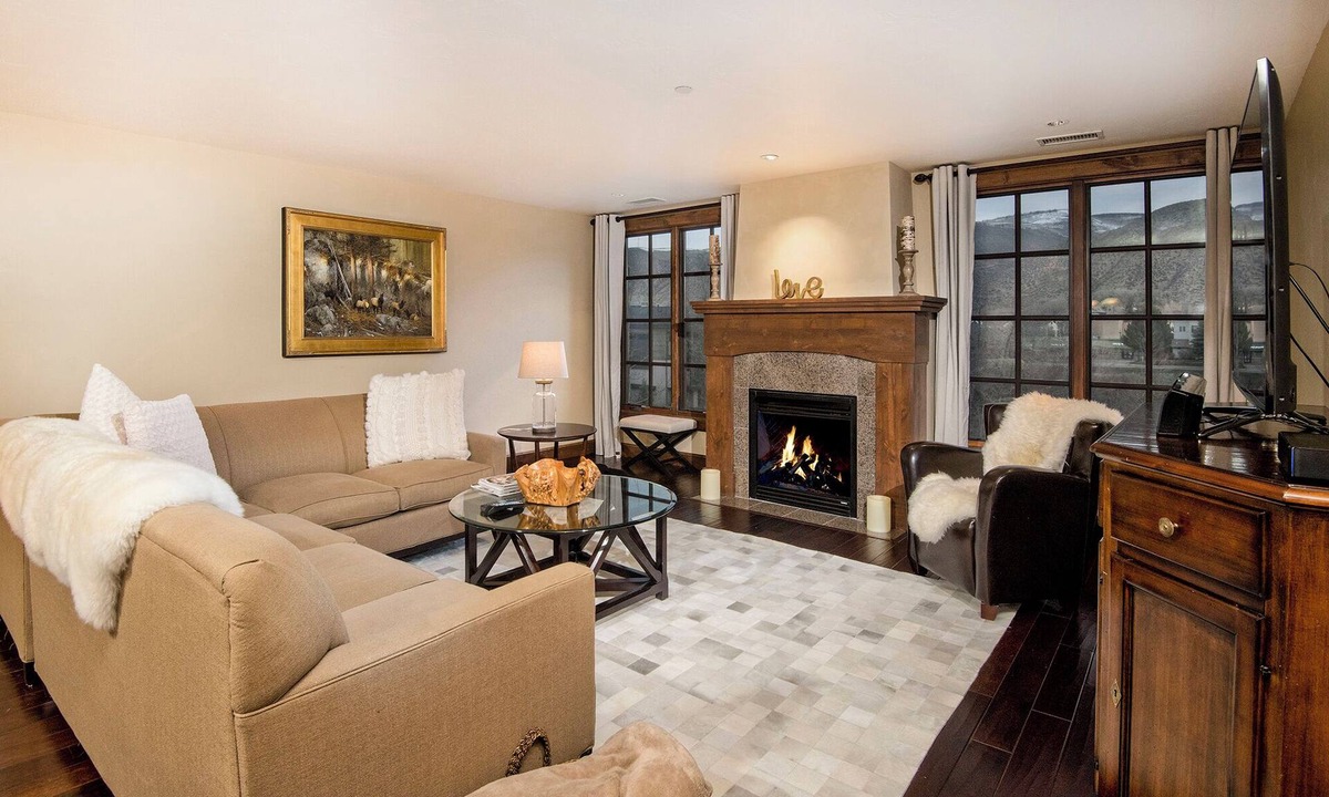 Avon Condo | Walk to Avon | Free Shuttle to the Slopes | Pool & Hot Tub!