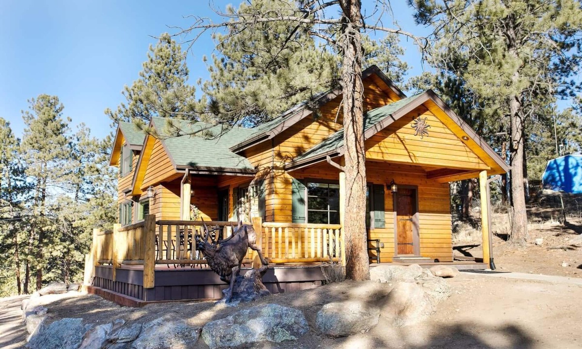 Evergreen Cabin | Walk to Evergreen Lake and downtown