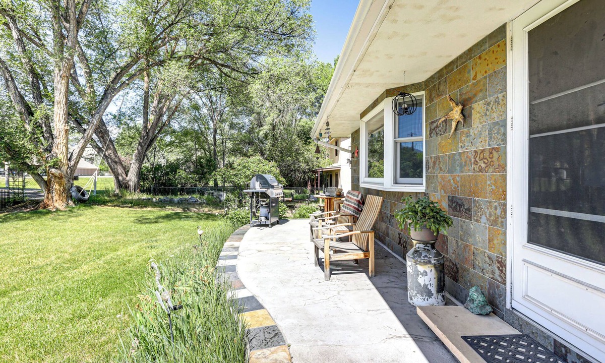 Carbondale House | Walk to Main St: Carbondale Apt w/Shared Patio