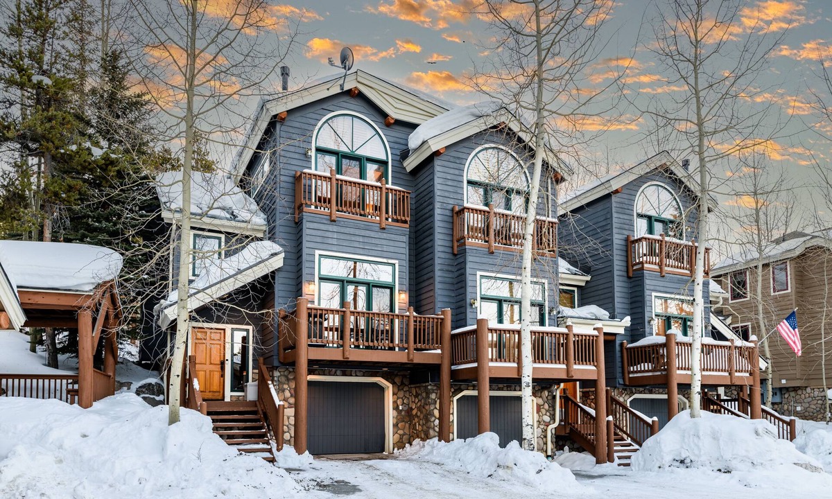 Four O'Clock House | Walk to Nearby Creek, Ski Lift or Town! Hot Tub!