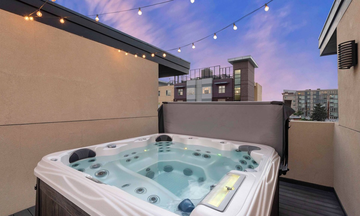 Five Points House | Walk to RiNo’s Best Bars, Restaurants, Coors Field! Rooftop Deck with Hot Tub!