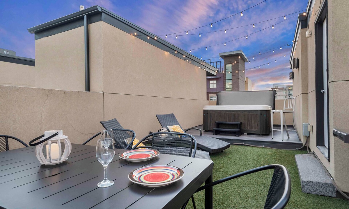 Five Points House | Walk to RiNo’s Best Bars, Restaurants, Coors Field! Rooftop Deck with Hot Tub!