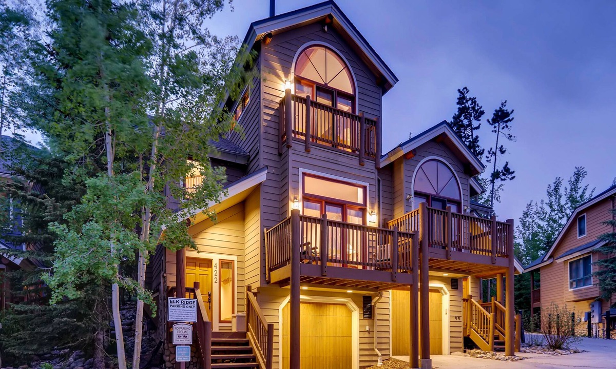 Four O'Clock House | Walk to snowflake lift and Main St. Hot tub!