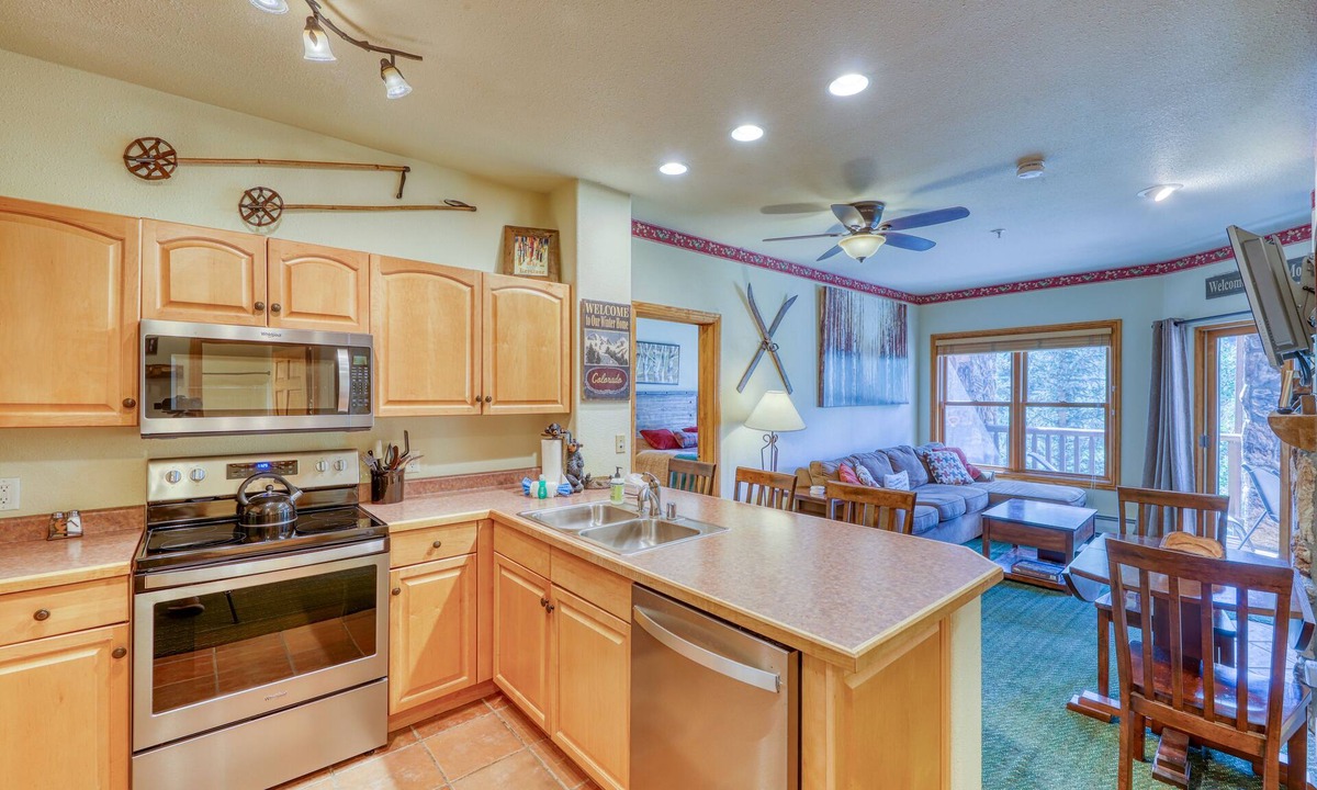 Mountain House Condo | Walk to the Slopes, Amazing Ski Area Views, Shared Hot Tubs Too