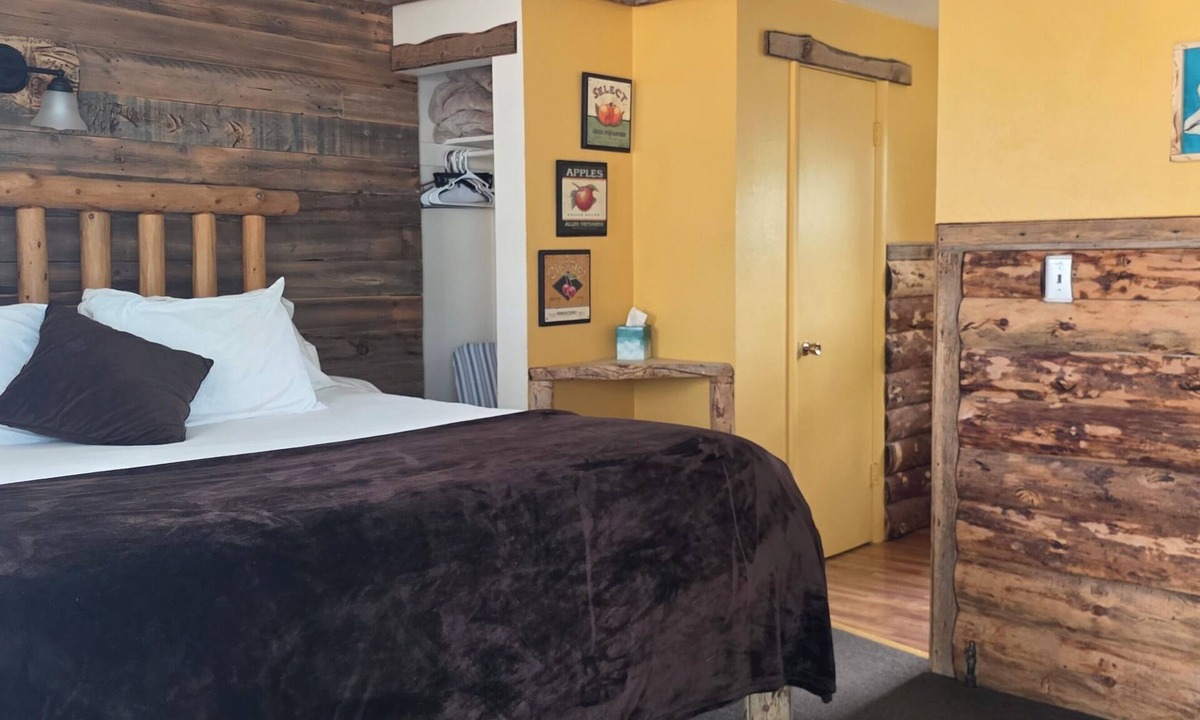 Cedaredge Cabin | Where the Creek Giggles and the Pillows Hug Back. King Bed with Full Kitchen.