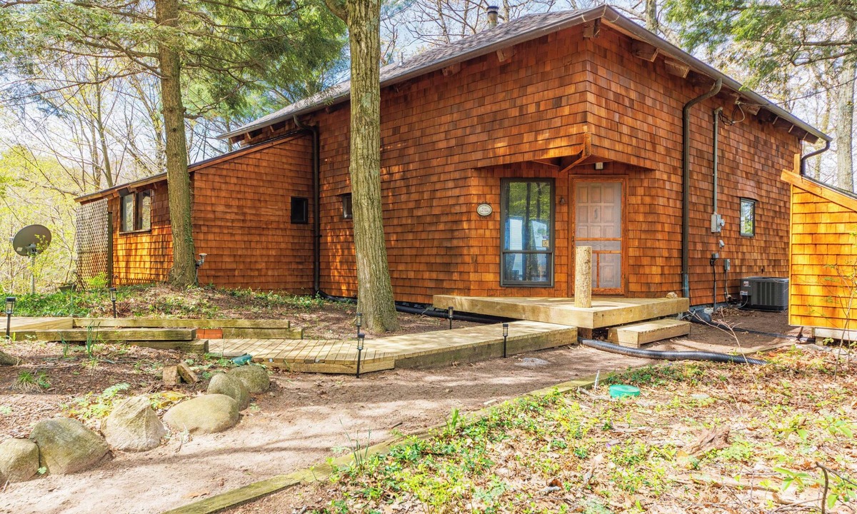 Covert House | Whispering Bluff - Private Beach - Pet Friendly