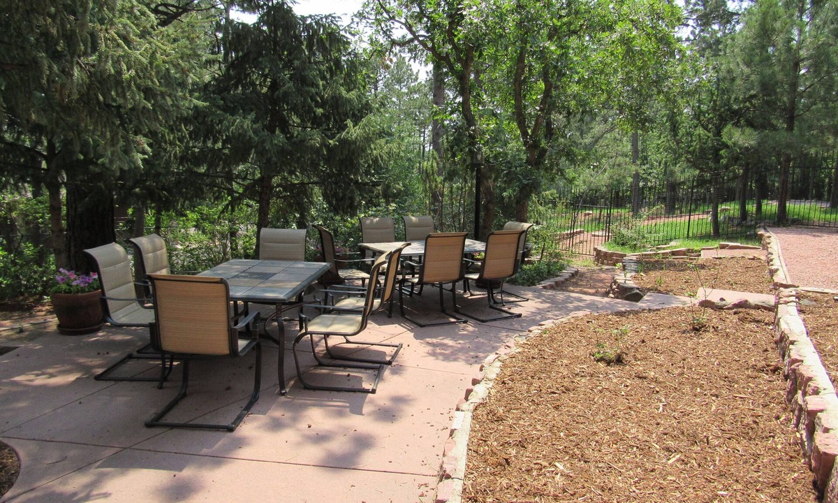 Broadmoor House | Whispering Pines in the Broadmoor