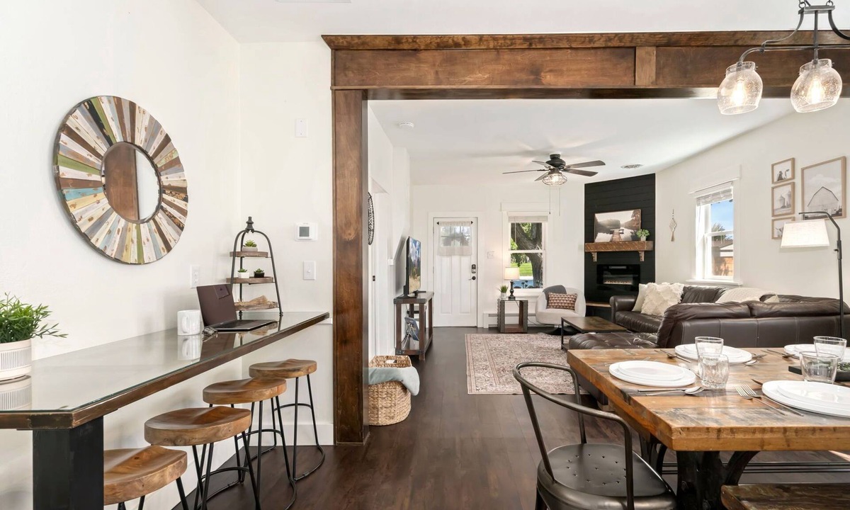 Windsor House | Windsor Farmhouse | Family Fun, Yard & Fireplace