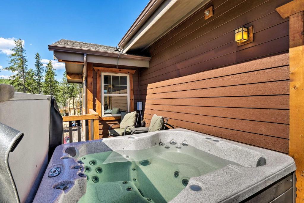 Fraser Apartment | Winter Park Condo with Hot Tub and Mountain Views!