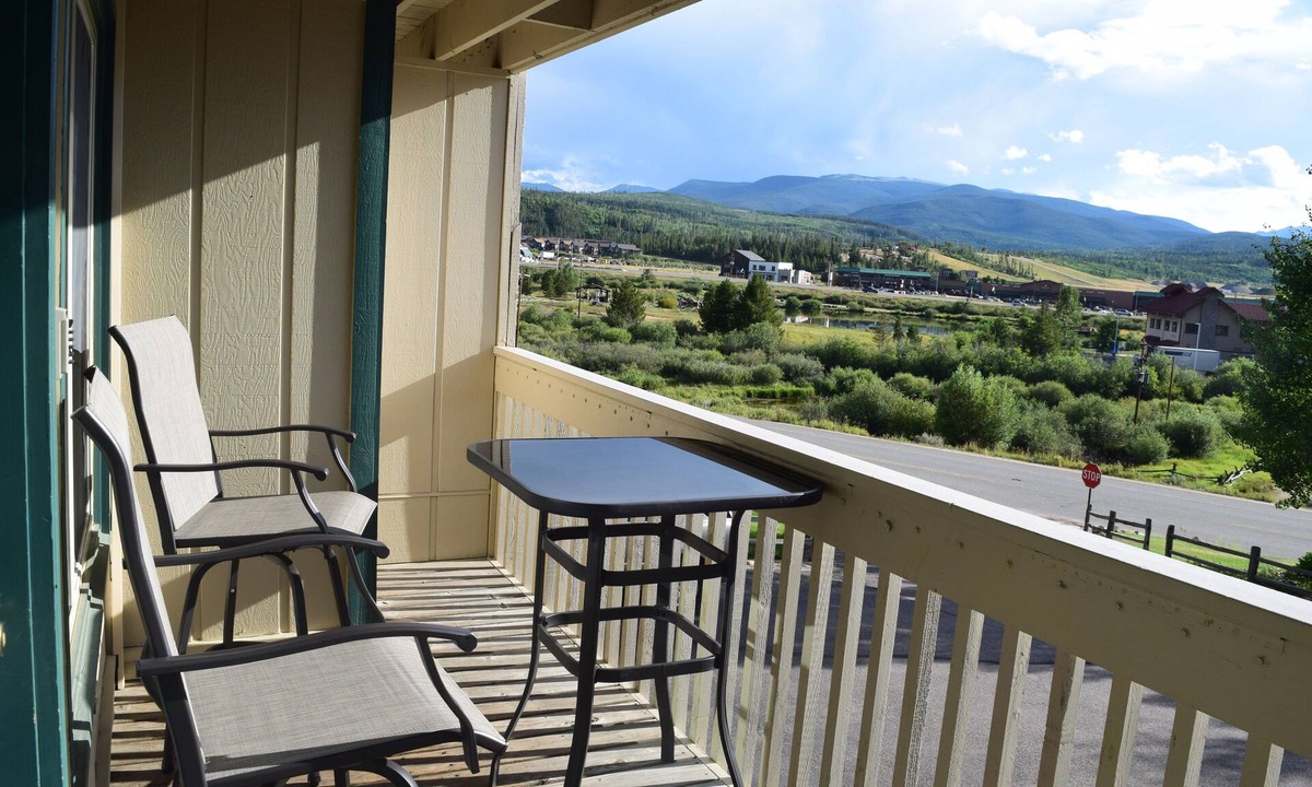 Fraser Condo | Winter Park Fraser "Hideout"-Panoramic views, hot tub & short walk to town & bus