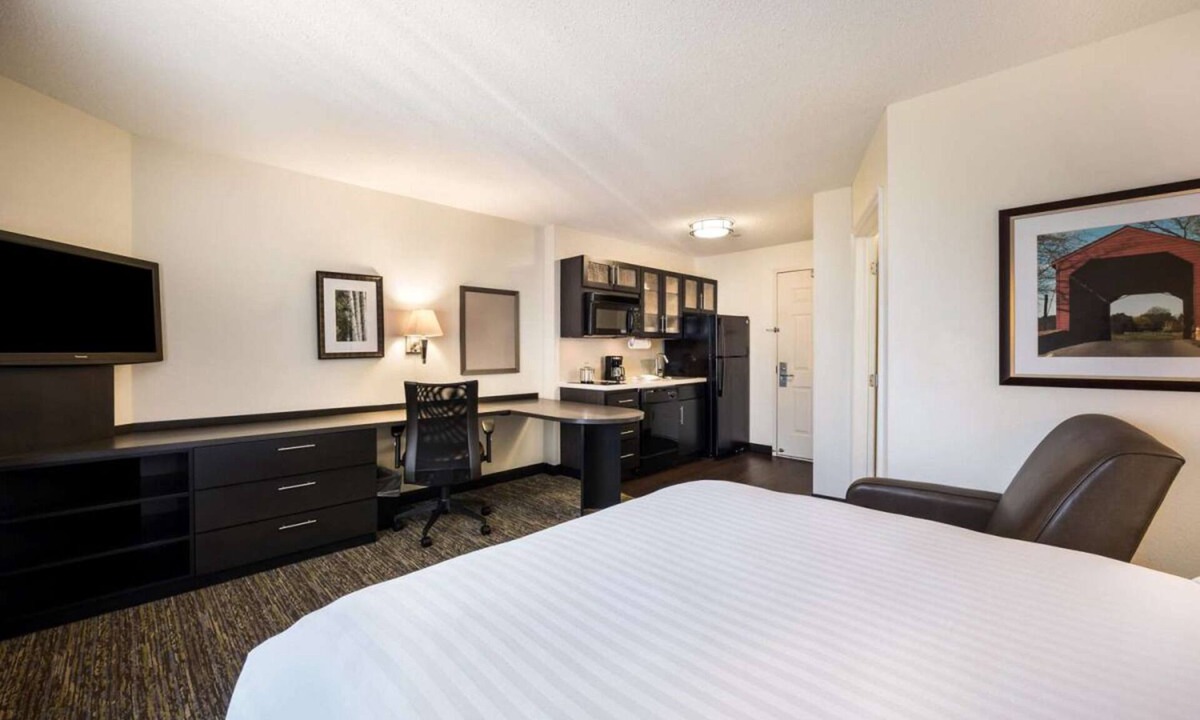 Golden Apartment | Your Home Away From Home! Pet-Friendly Stay with Kitchenette!