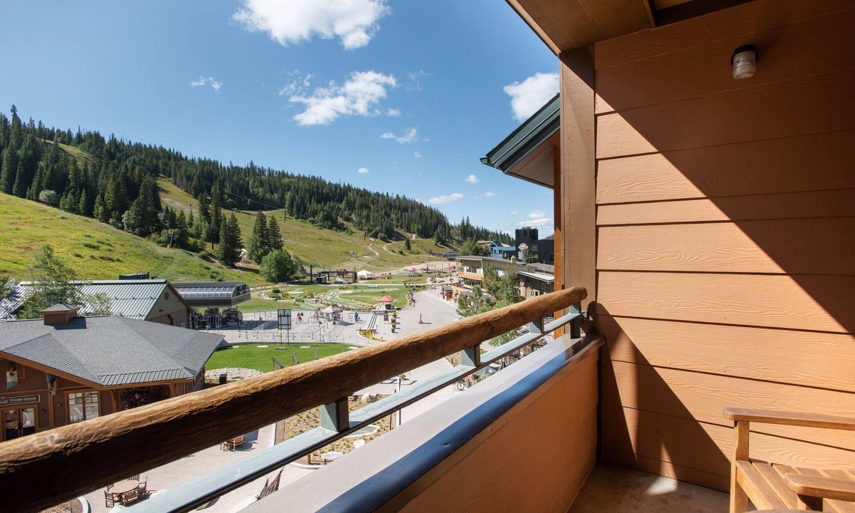 Zephyr Mountain Lodge Ski Slope | Winter Park