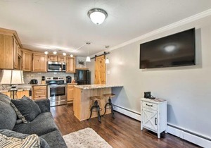 11 Mi to Denver Zoo Lakewood Studio with Fire Pit!