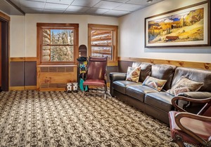 2 Bedroom Suite w/kitchen gas fire place & Ski in/out