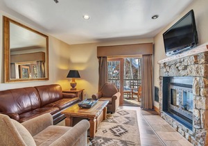 2 Bedroom Suite w/kitchen gas fire place & Ski in/out