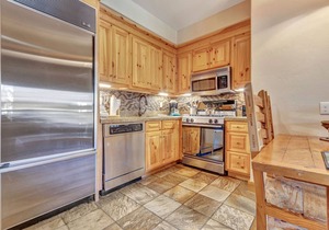 2 Bedroom Suite w/kitchen gas fire place & Ski in/out