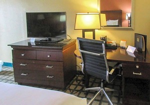 2-Star Hotel ∙ Clarion Inn Fort Collins