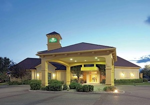 2-Star Hotel ∙ La Quinta by Wyndham Pueblo