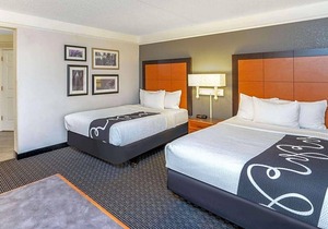 2-Star Hotel ∙ La Quinta by Wyndham Pueblo