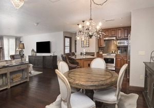 2BR Condo w/AC, Pool, Hot Tub, Free Ski Shuttle to Vail & BC