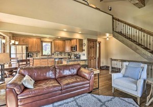 3-Story Home with Balcony about 6 Mi to Winter Park!