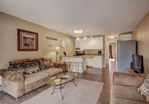 5 Minute Walk to the Lifts/Pool and Hot Tub Access/Private Patio