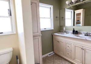 A Sparkling One-bed APT w/Fast Wi-Fi, TV & Queen Bed, in Nice Neighborhood!