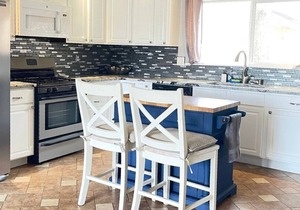 A Sparkling One-bed APT w/Fast Wi-Fi, TV & Queen Bed, in Nice Neighborhood!