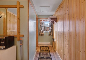 Affordable, dog-friendly lodge studio near outdoor activities w/ shared grill