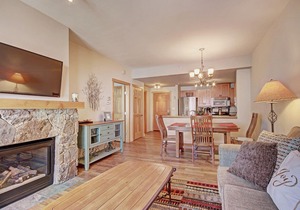 Amazing 1 Bedroom Condo Right in Center Village! 3 Outdoor Hot Tubs PP301